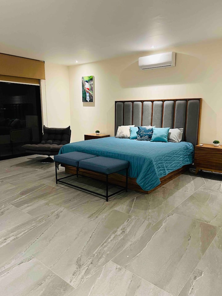 Разбудете се во пространа соба со неверојатен поглед на езеро. Уживајте во удобноста и природната убавина во Casa Cuba.