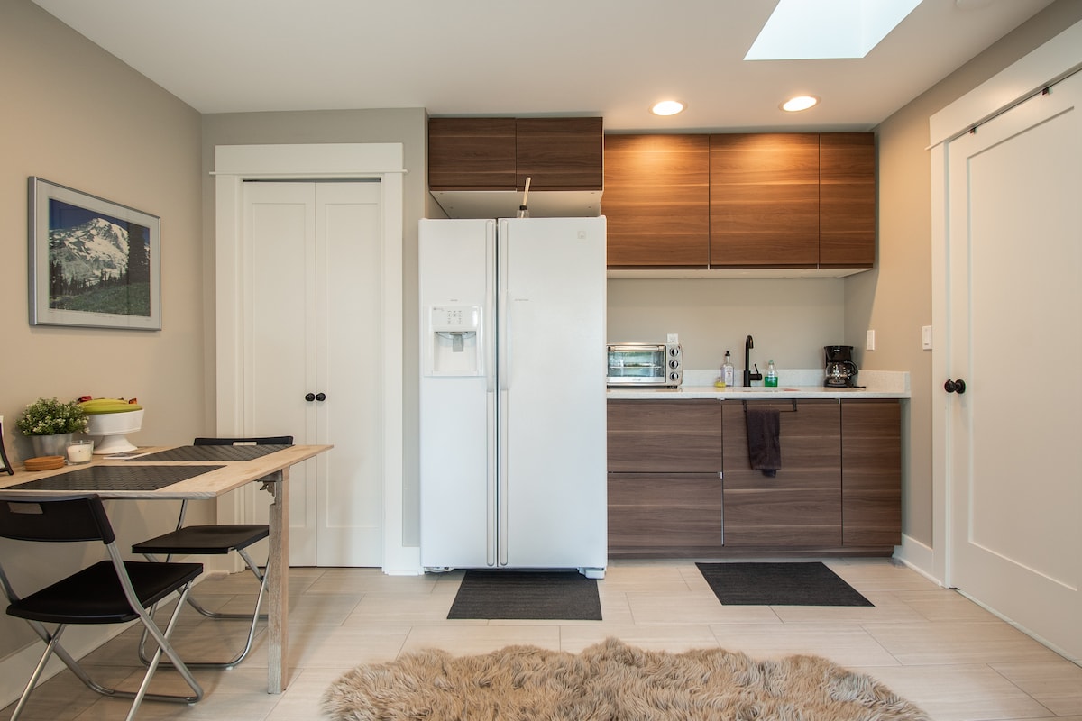 Private Queen Anne Studio