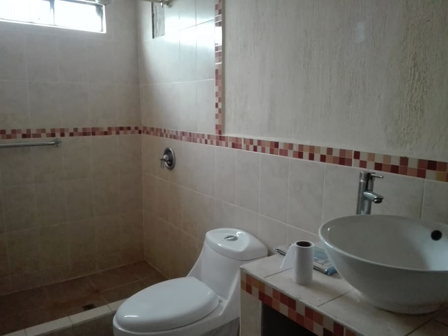 Baño segundo nivel.