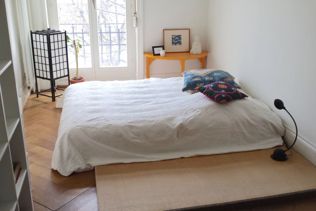 Grosses Zimmer mit Doppelbett und Balkon.