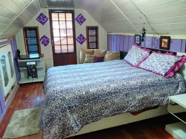 Pred rezerváciou si prečítajte profilový text domu, ktorý má schodisko s ťažkým prístupom do izby! spoločné priestory vrátane kúpeľne! Ďakujem. 