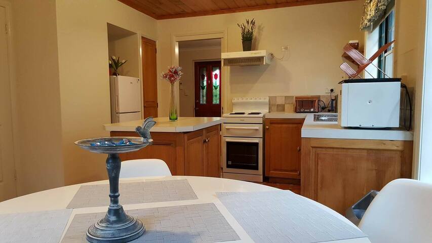 City townhouse, free parking, walk to city gallery image 4