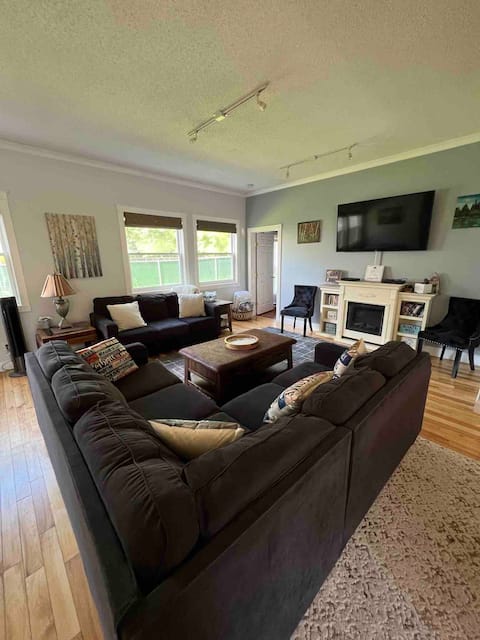 Beautiful House By The Lake W/Jetted Hot Tub