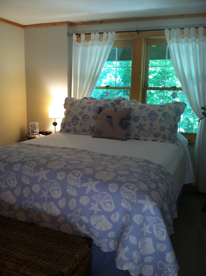 Cozy Queen Room