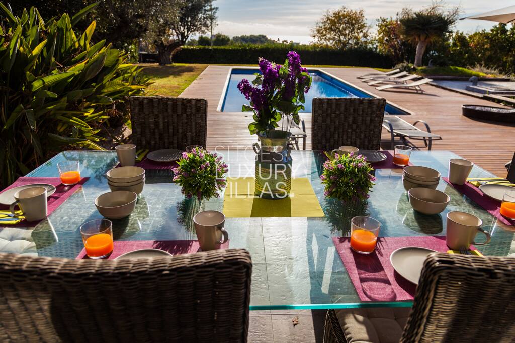 Comedor exterior con vistas a la piscina