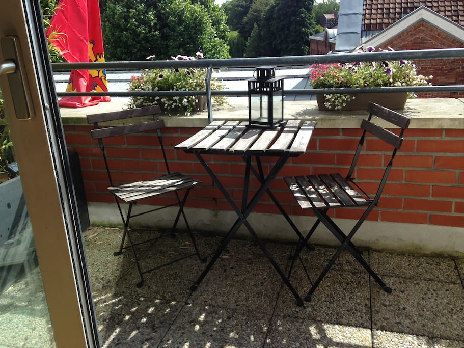 Balcon (table, chaises, vieux vélo, transat, parasol)