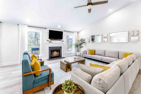 Tranquil Waterfront Escape: Game room-Dogs & EV OK