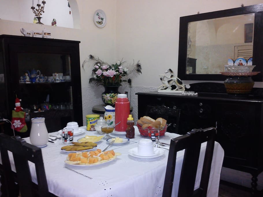 Delicioso desayuno en habitacion privada .