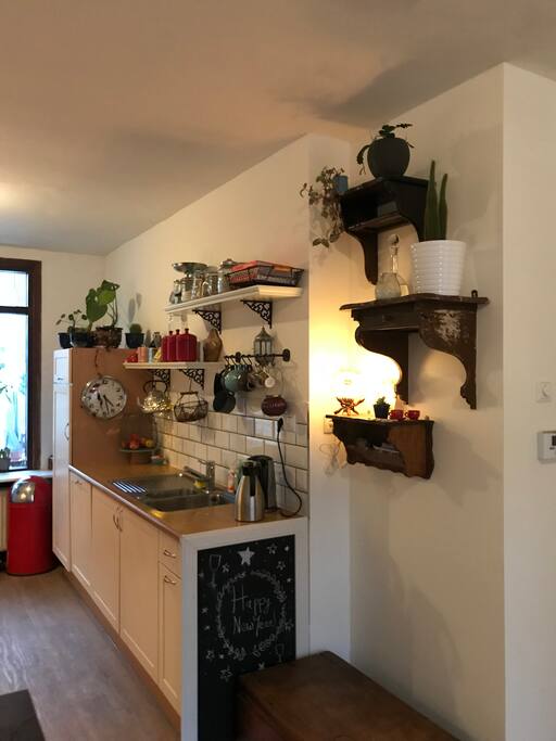 Gezellige keuken, voorzien van alles gemakken (vaatwasser, combi oven, koelkast, 4pits gasstel, pannen etc.)