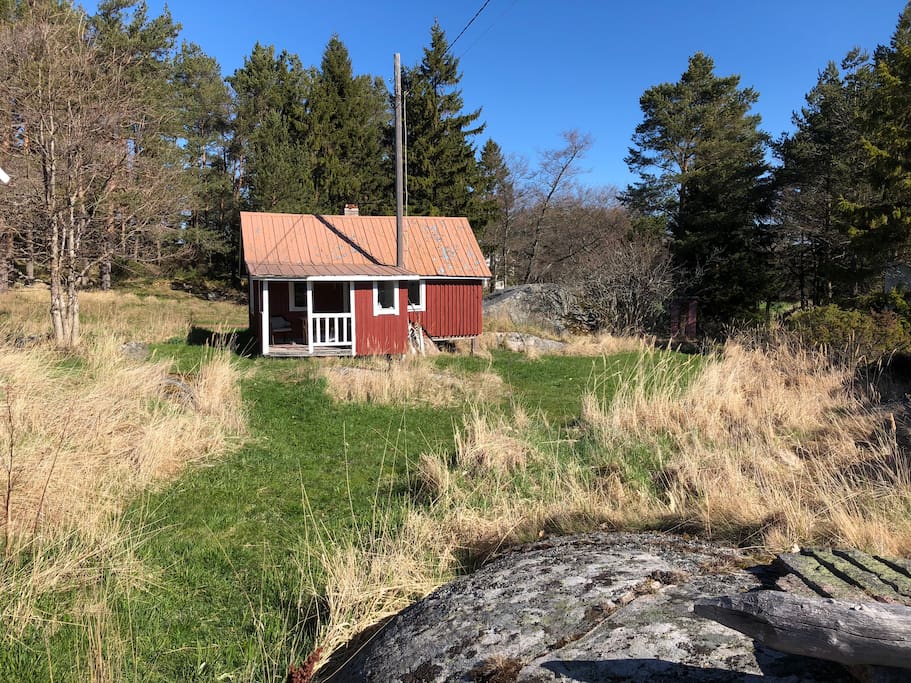 Stugan och den tillhörande tomten.
Cottage and ”garden”.
