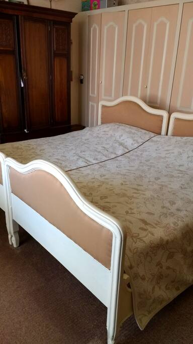 Ruime slaapkamer 2ruime bedden.