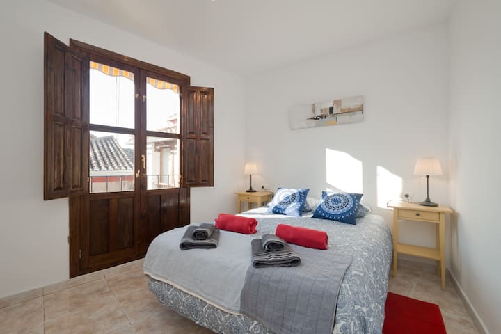 Dhomë gjumi plotësisht e pajisur me pamje nga Albayzín