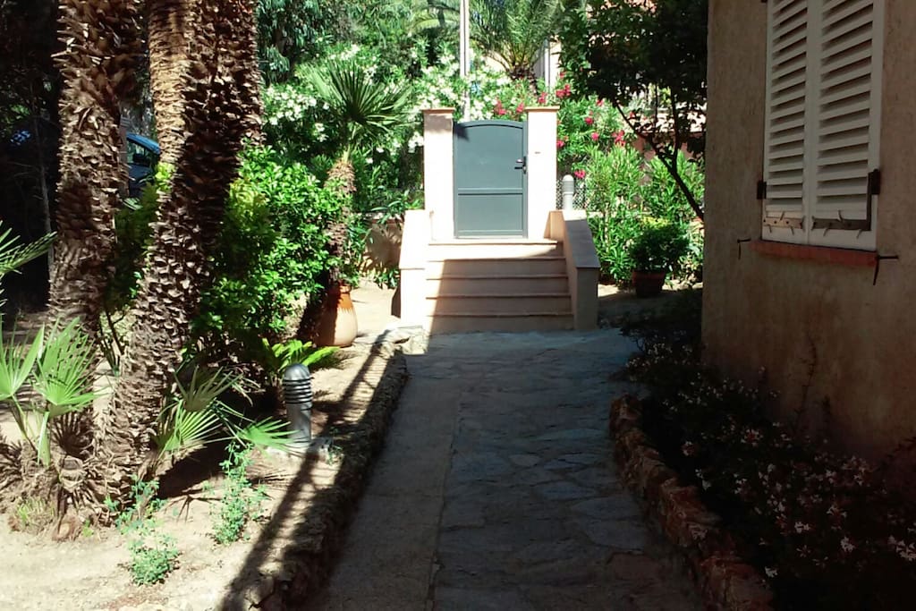 vue de l'entrée et du jardin