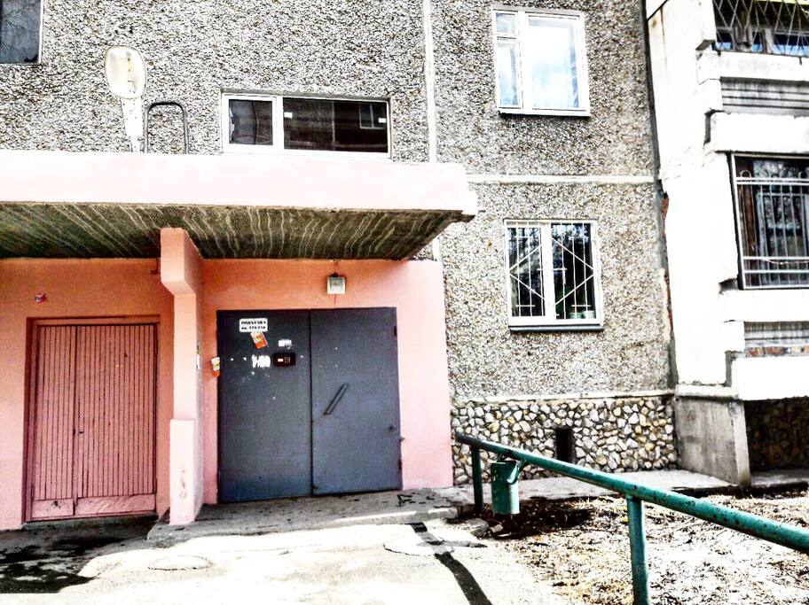 Просторная площадка возле нашего подъезда.