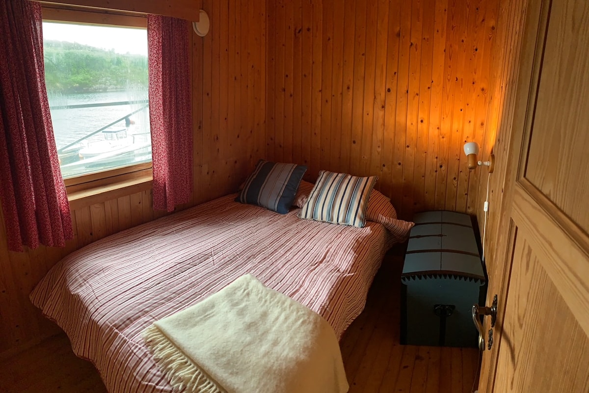 Спалня с малко двойно легло.