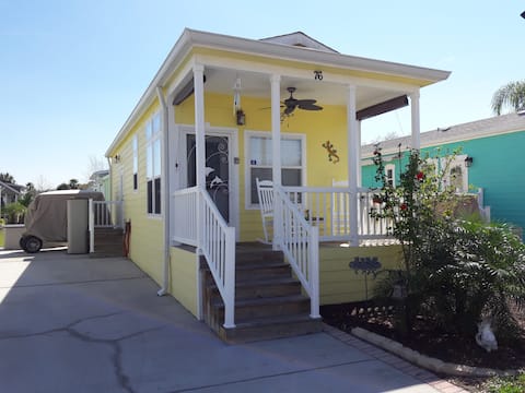 Top performing Airbnb: Bright & Cozy Cottage Near Disney in Celebration