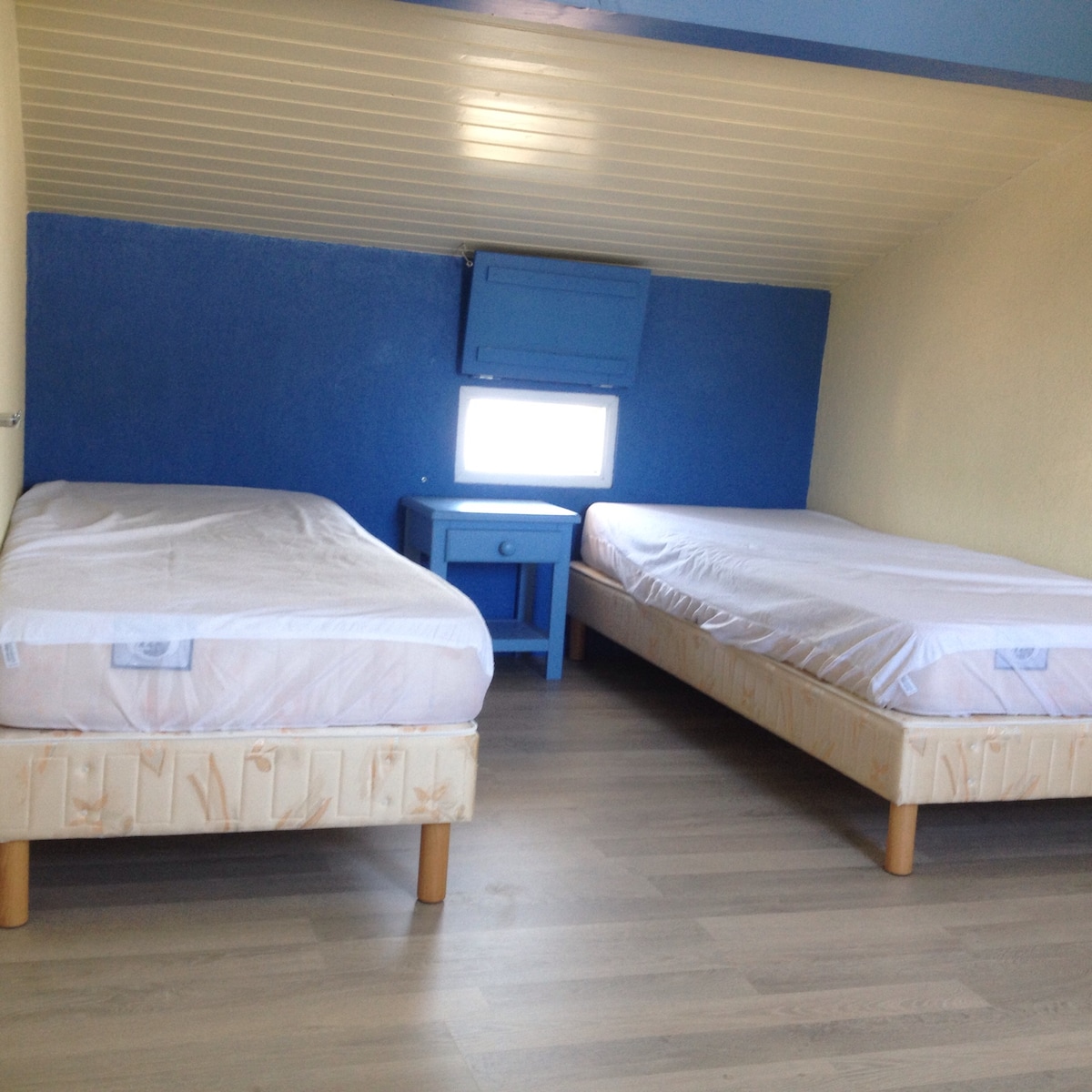 Стая с 2 легла, в която могат да се настанят и чадър