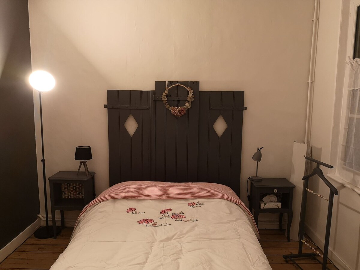 Habitación doble en el 1er piso al lado de la habitación de los niños con cama de 140 por 190, mueble bajo de almacenamiento y con perchas