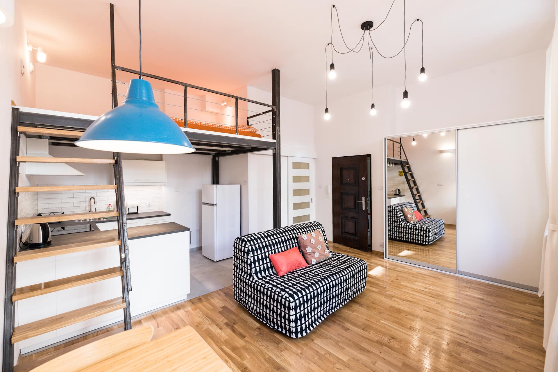 Piramowicza 4 Sunny mezzanine w/lovely courtyard