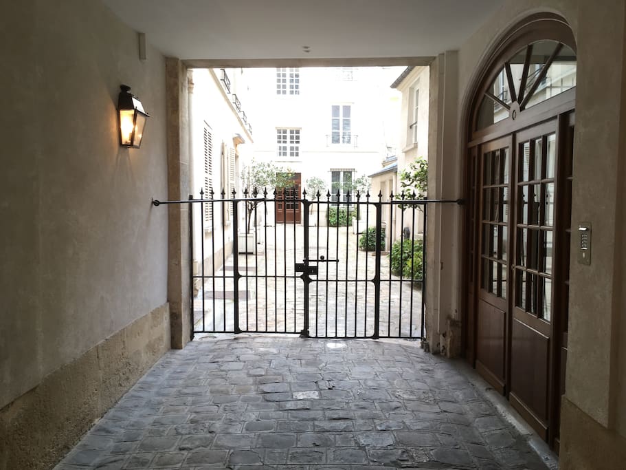 l'entrée de l'immeuble: le studio est situé dans l'immeuble au fond de la cour