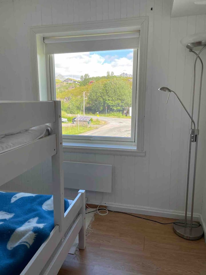 საძინებელი 4: ქვედა საწოლი 120 სმ სიგანის, ზედა კი 75 სმ სიგანის