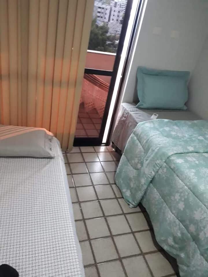 Habitación con dos camas individuales con aire acondicionado