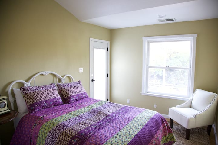 ห้องพักช่วงฤดูร้อนมีฟูกนอนและดาดฟ้าขนาดใหญ่พร้อมวิวภูเขา