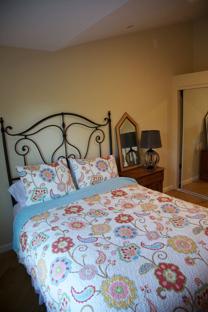 ห้องฤดูใบไม้ผลิที่นอนขนาดควีนไซส์หรูเพดานโค้งตู้เสื้อผ้าขนาดใหญ่