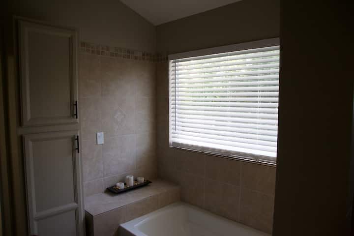 อ่างอาบน้ำสปาหลักหันหน้าไปทางสระว่ายน้ำ