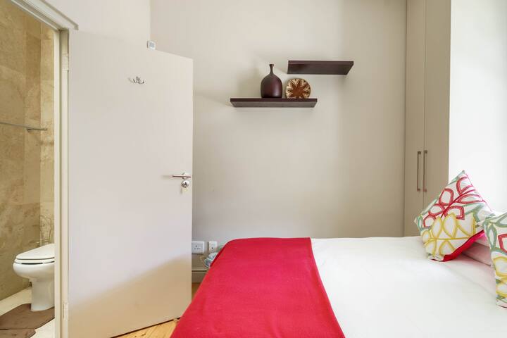 Exclusively Charming Sanitized Cottage, near Promenade gallery image 3