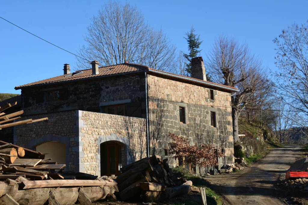 Ancienne ferme construite sur une veine de pierre noire, dite "Gabbro",