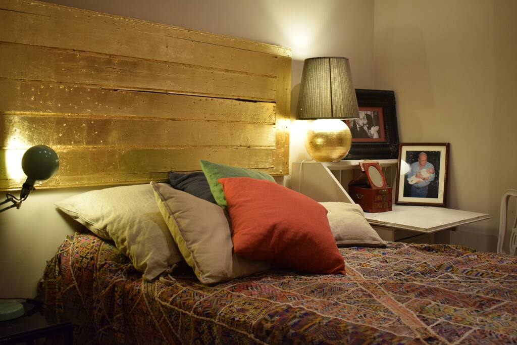 habitacion privada con tv plasma, pequeño escritorio y armario empotrado.