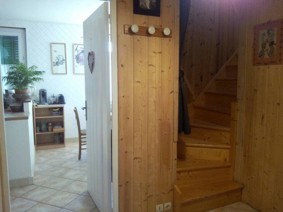 Cuisine et accès à la chambre depuis l'entrée de l'appartement