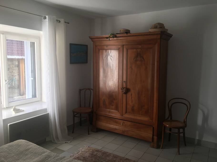 Chambre claire et spacieuse.
