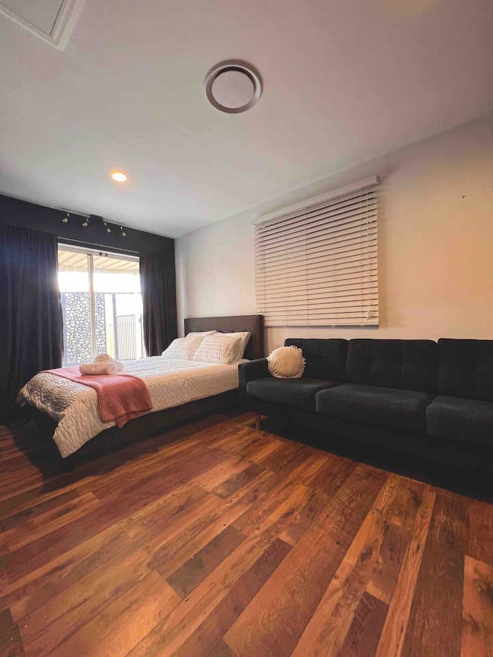 Cuarto dormitorio /sala de cine.
Esta habitación tiene una cama tamaño queen con acceso al patio trasero a través de la puerta corrediza de vidrio y también el acceso a través de la puerta a la sala de estar.
También cuenta con un sofá de 3 plazas y un televisor inteligente de pantalla grande.
