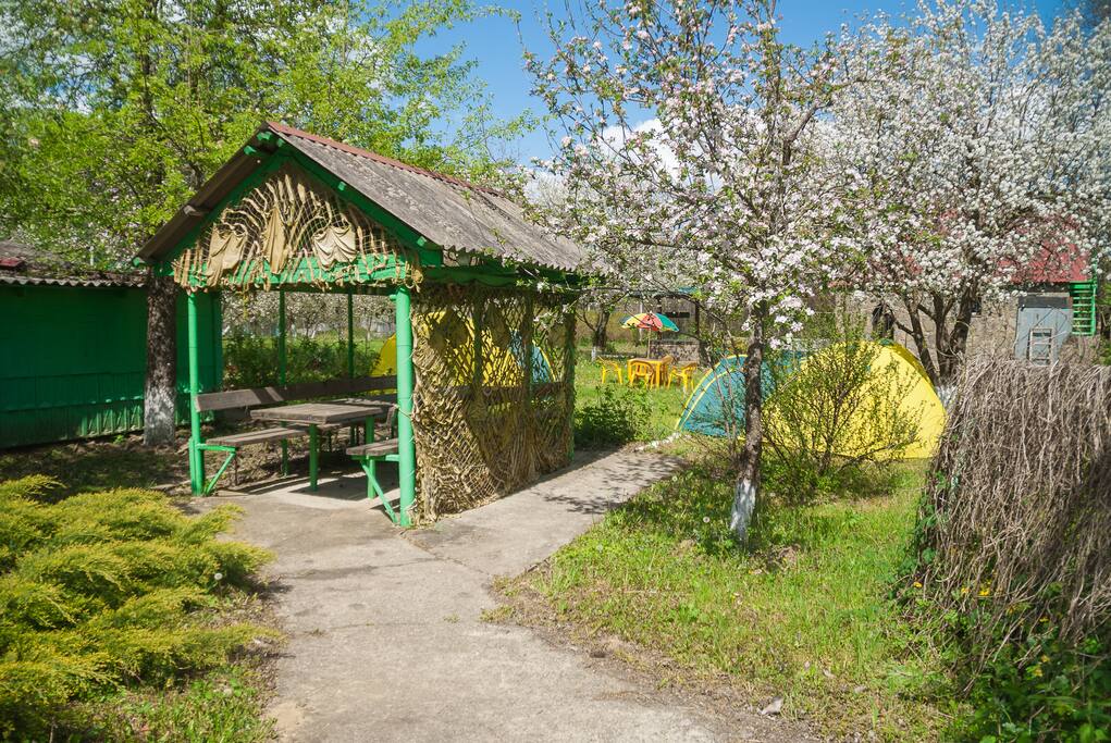 Беседка рядом с палатками