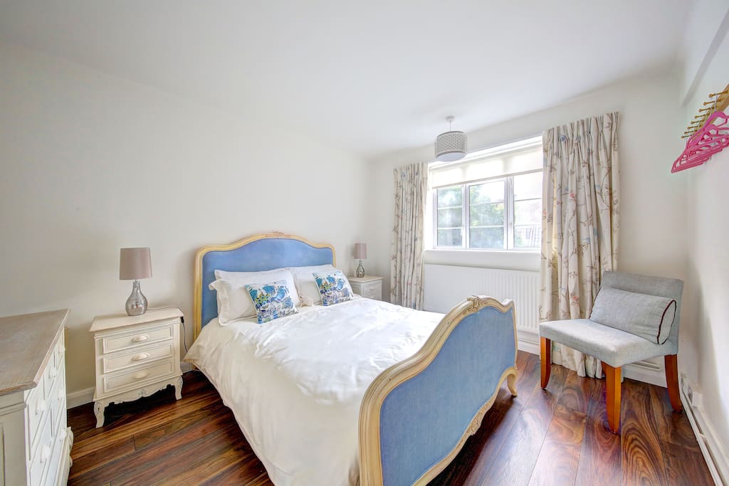 Master bedroom, luxurious kingsize vi-spring bed