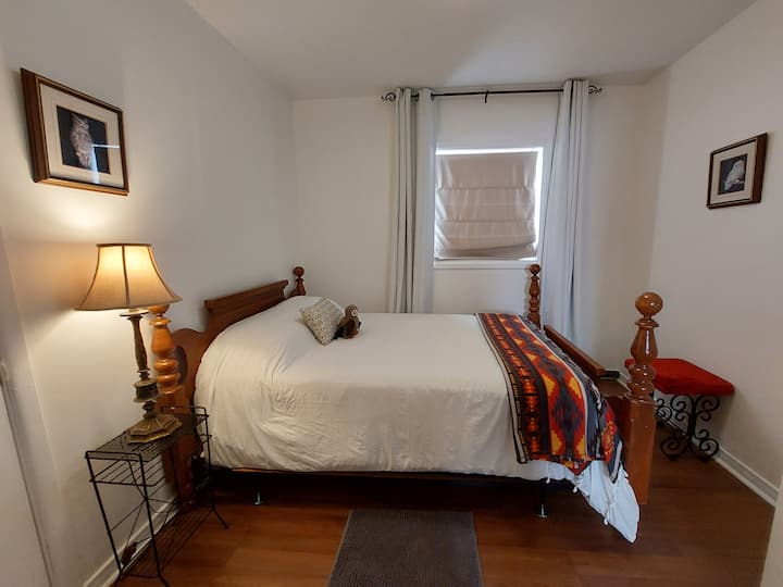 Izba Night Owl s útulnou manželskou posteľou. 