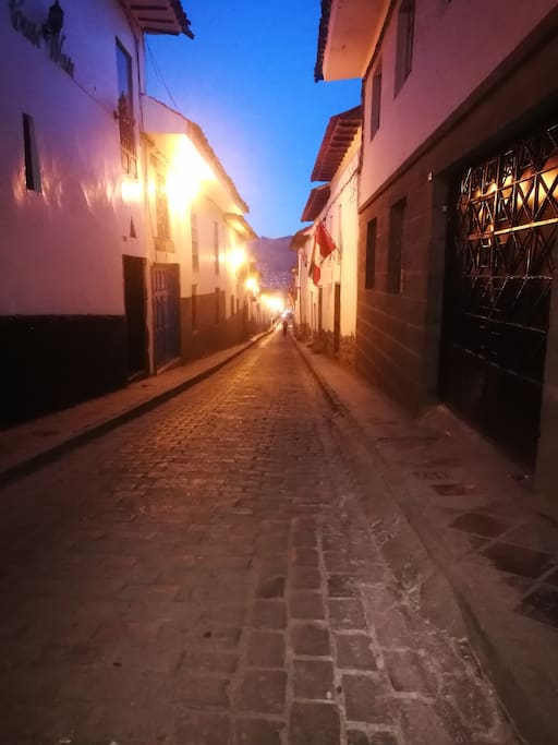 Calle Fierro, barrio tranquilo y seguro, presenta la fachada de todas las casas coloniales.