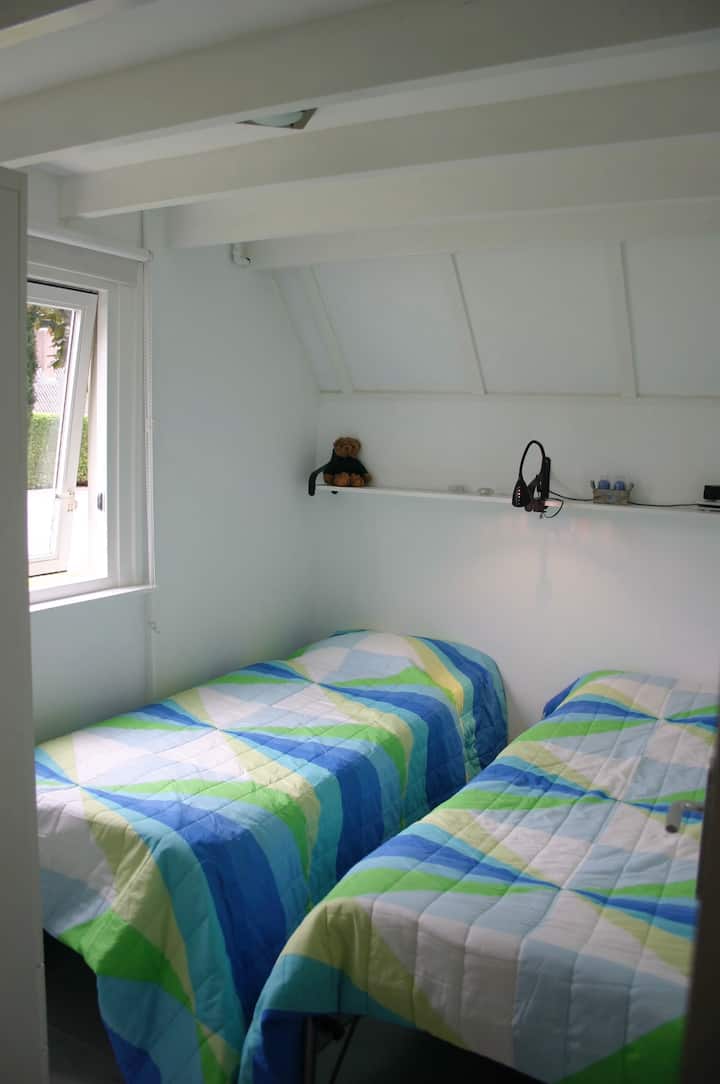 שתי מיטות יחיד למטה חדר שינה(מיטה נפתחת אחת) כך שיש יותר מקום לאדם אחד או להוסיף מיטת קמפינג