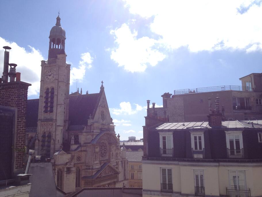 ...et sur l'église Sainte-Geneviève...