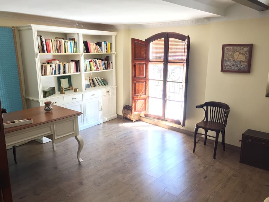 En la planta baja podras disfrutar de un espacio de biblioteca y reunión