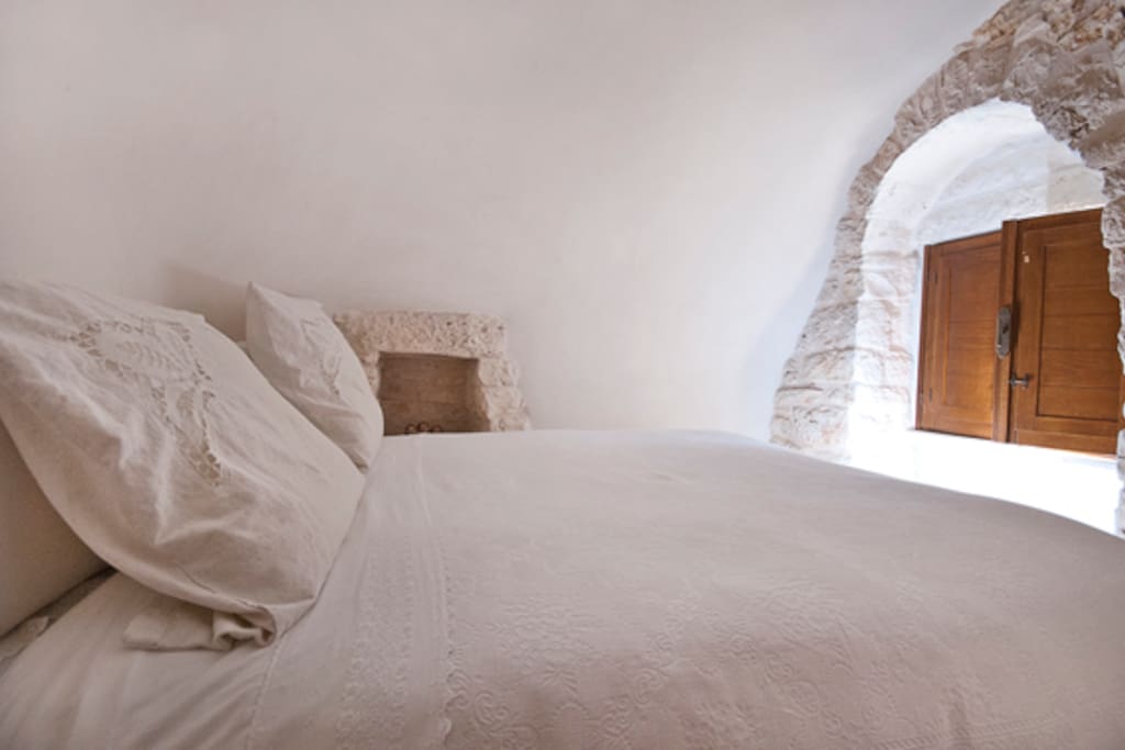 Bedroom re created into an alcove - Camera da letto ricavata in un' alcova