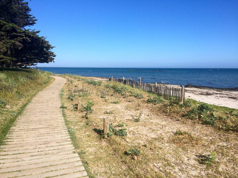 Grande ballade en bord de mer avec plages et petites criques. Idéal pour marcher et courir.