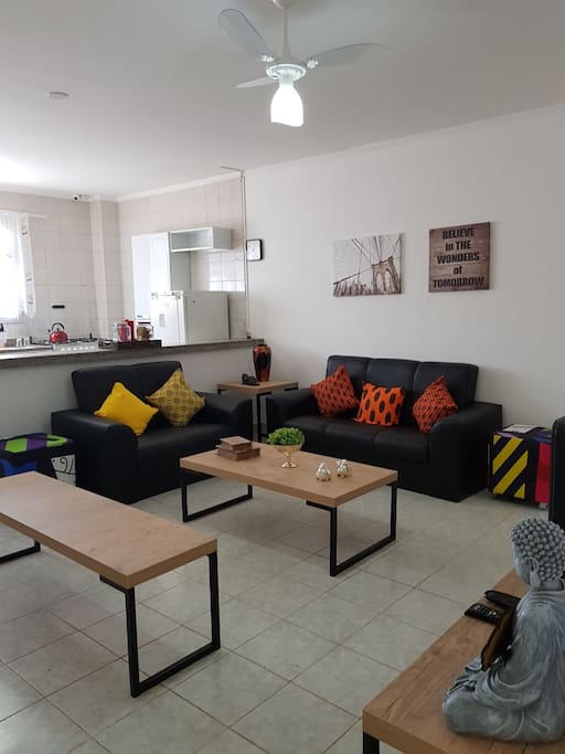 Sala de estar e cozinha compartilhada