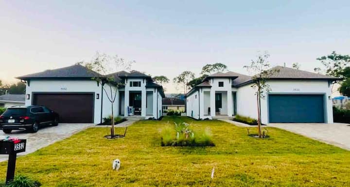Twin Amazing Villa's In Naples - Naples, FL