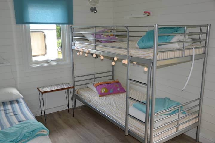 โรงเก็บของขนาดใหญ่พร้อมห้องน้ำในตัวและเตียงขนาด 2x90 ซม. และ 80 ซม.