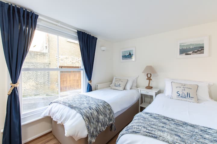 ห้องนอน 2 (เตียงคู่) 