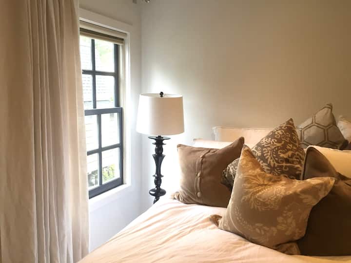 Спална соба бр. 1 (брачен кревет (широк 150-179 см)