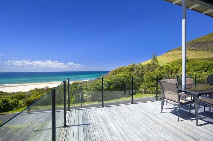Rockpool – Blueys Beach House w Stunning Views! gallery image 2